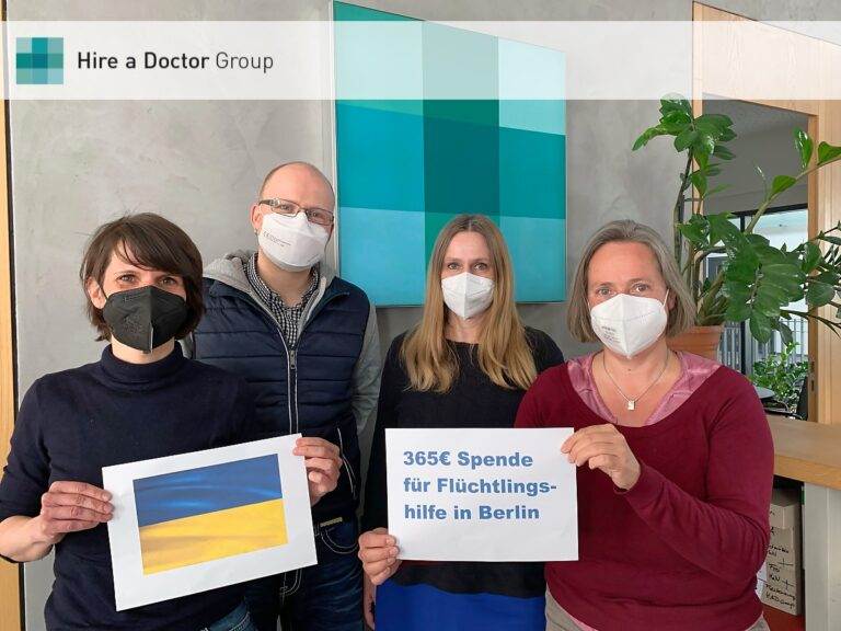 Vier Mitarbeiter der Hire a Doctor Group spenden an die Flüchtlingshilfe in Berlin während der Ukraine-Krise.