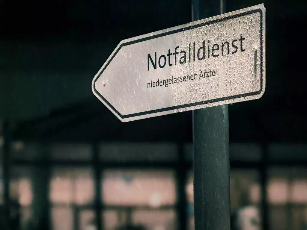 Ein Pfeilschild eines Notfalldienstes. Oben steht 'Notfalldienst', unten 'niedergelassene Ärzte'