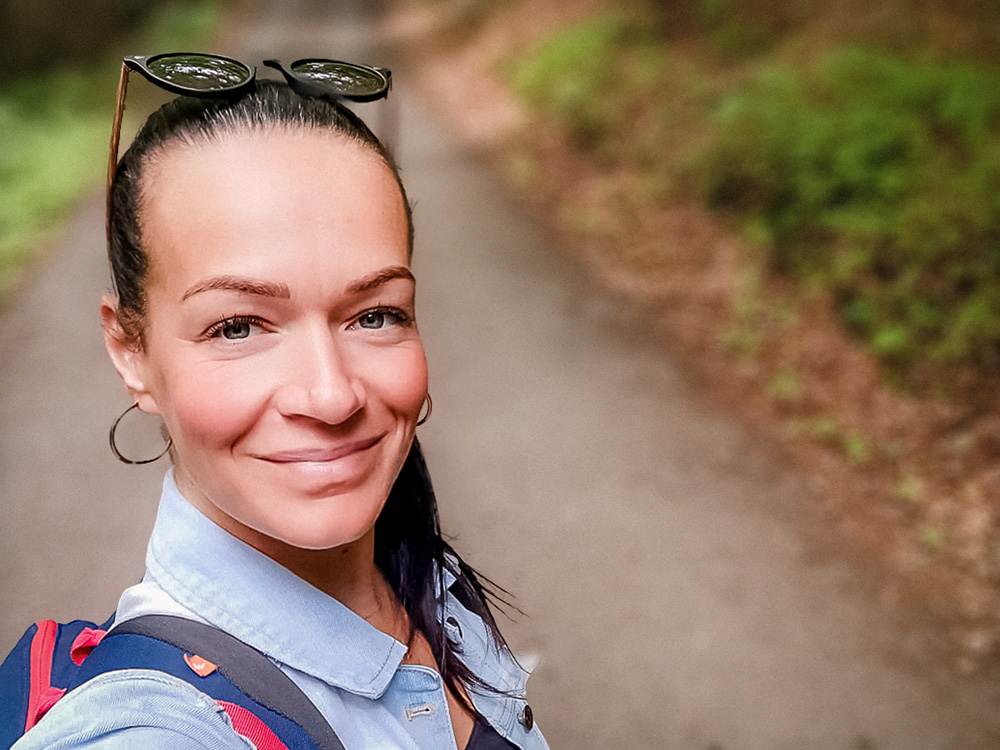 Selbstporträt von Cindy Kirchhof, Krankenpflegerin in der Zeitarbeit bei der Hire a Doctor Group, während eines entspannten Spaziergangs in ihrer Freizeit.