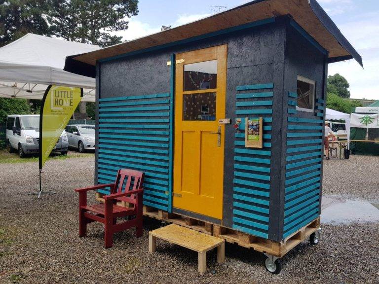 Mitarbeiter-Spende für 'Little Homes': 3,2 m² große Wohnboxen aus Holz, finanziert durch Spenden, von freiwilligen Helfern aufgebaut und an obdachlose Menschen verschenkt