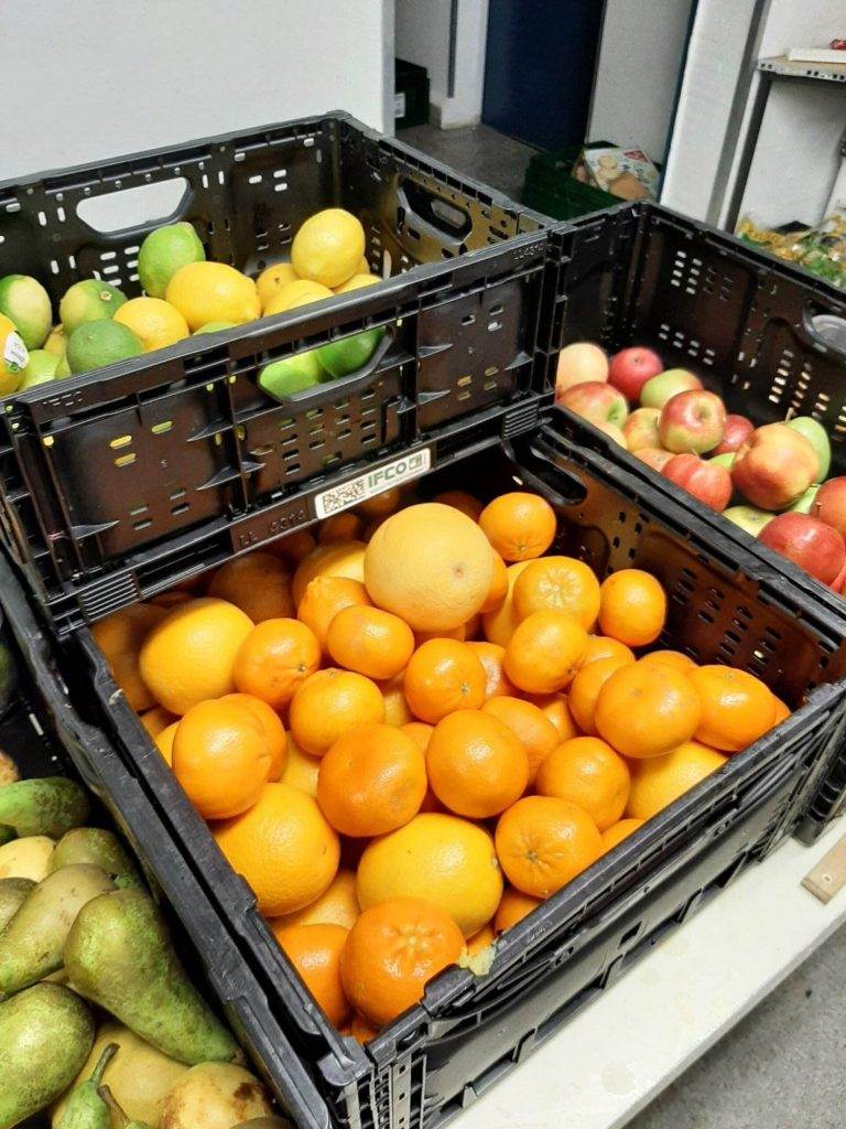 Orangen, Äpfel und Birnen in einzelnen Kisten für die Spende der Hire a Doctor Group.