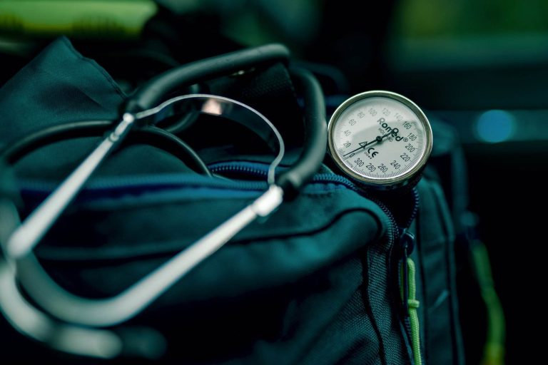 Blutdruckmessgerät und ein Stethoskop auf einer schwarzen notfallmedizinischen Tasche